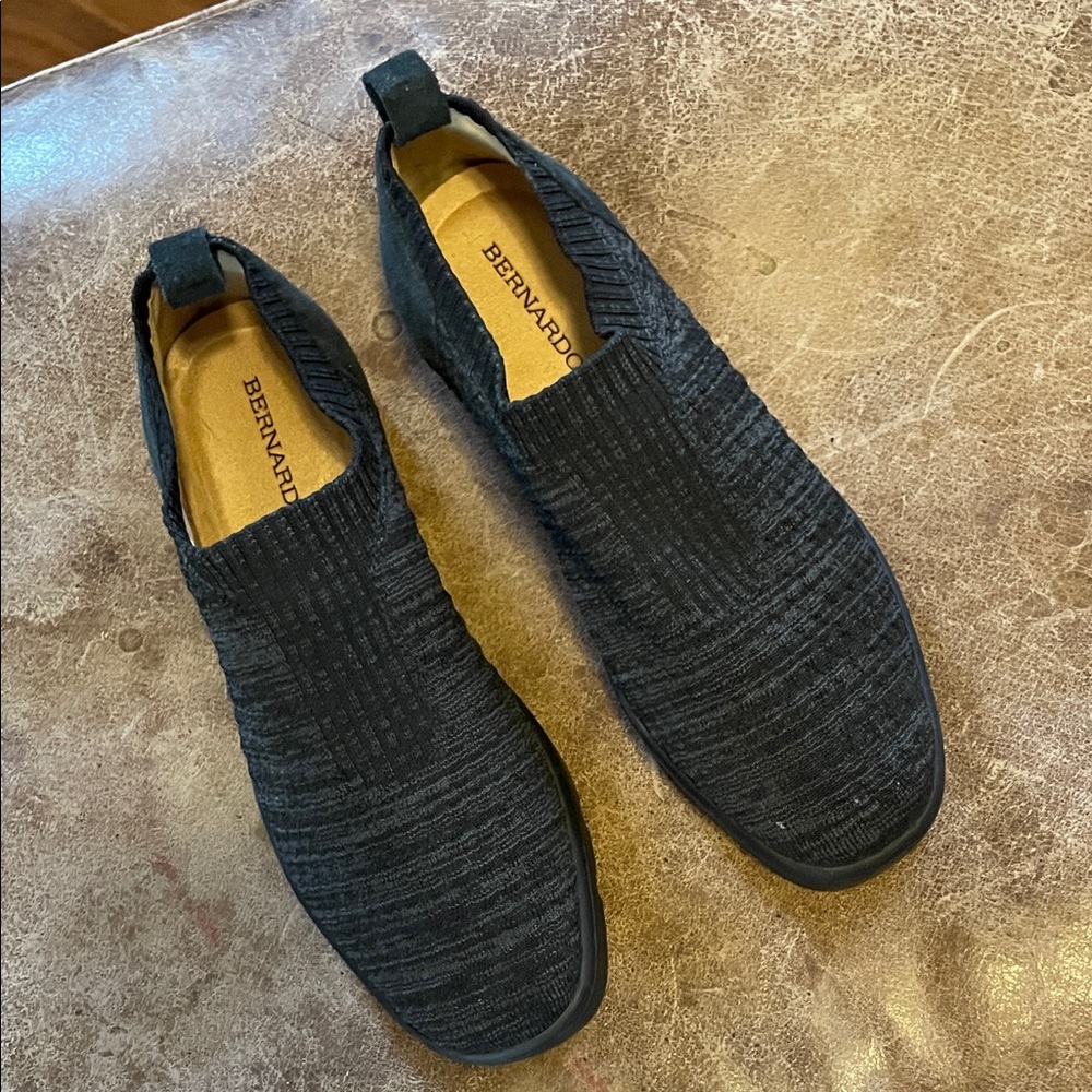 Bernardo Women's Black Flat Slip On Shoes. Very Good Condition. Size 9.